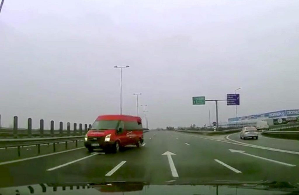 Il folle video del furgone che entra in contromano in autostrada