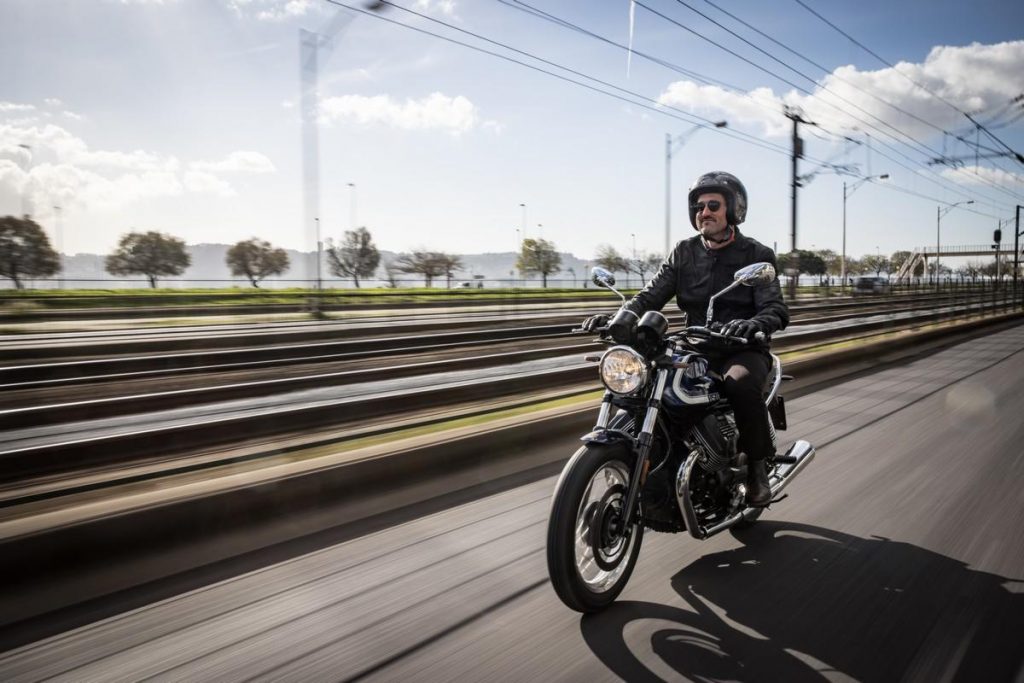 Moto Guzzi V7 2021: tante novità e prestazioni brillanti grazie al motore da 850 cc