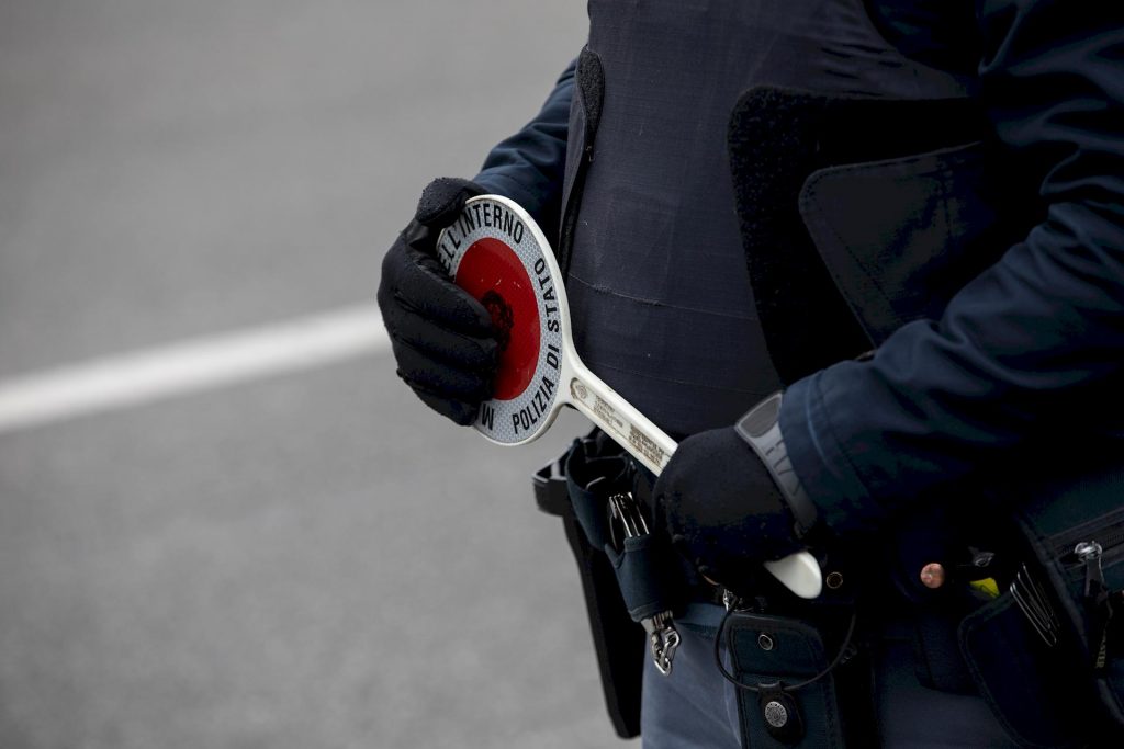 Fermato in contromano, ubriaco, armato, senza patente su auto rubata.