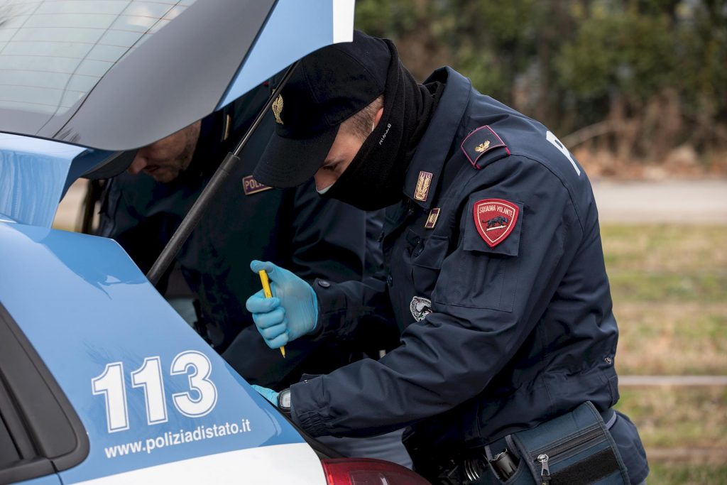 Contromano in autostrada, beccati al cambio gomme