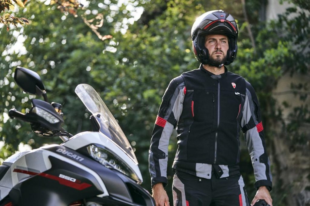 Ducati Smart Jacket: il nuovo gilet con la tecnologia airbag D-air di Dainese