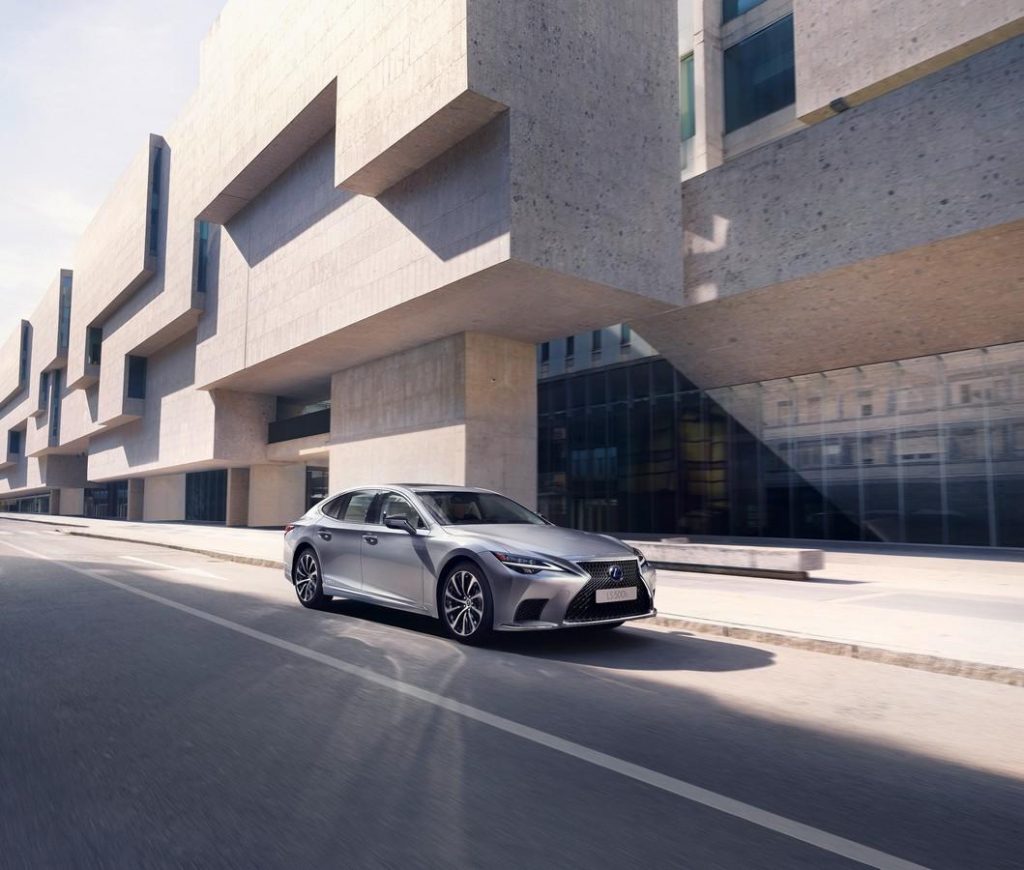 Nuova Lexus LS 500h: performance migliorate per una guida più fluida
