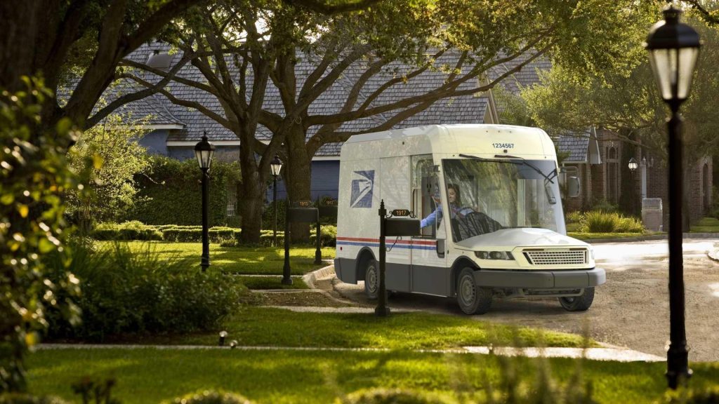 Le poste USA ordinano 165.000 furgoni elettrici in una sola volta