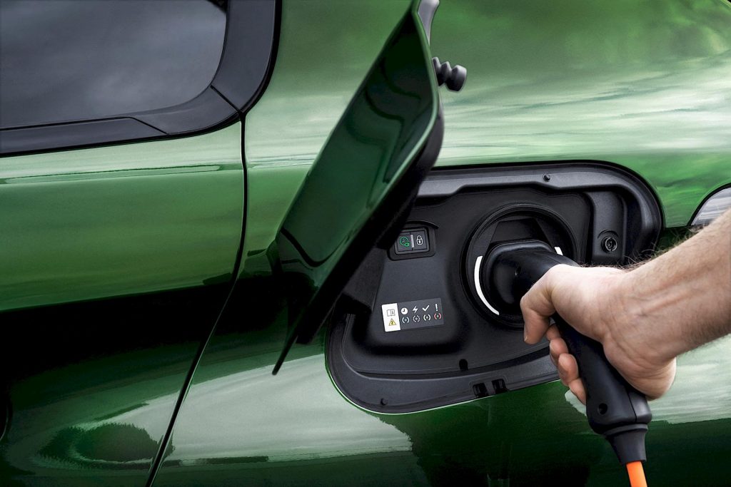 Sosta auto elettriche: quant’è la multa ai “furbetti” della ricarica