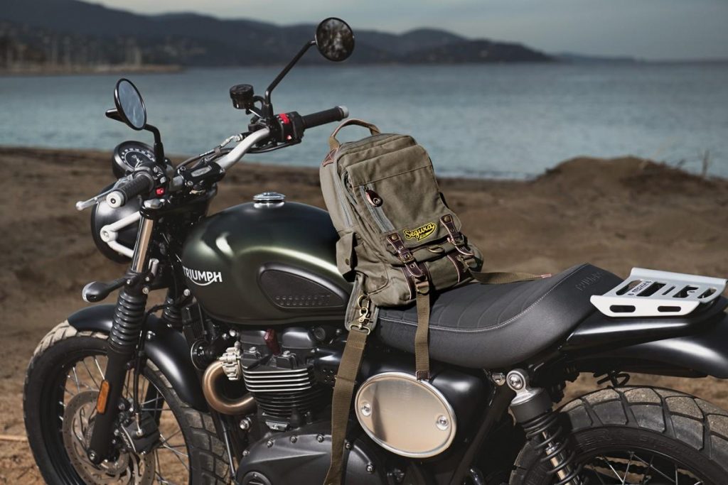 Caschi e abbigliamento moto 2021: stile militare per le due ruote