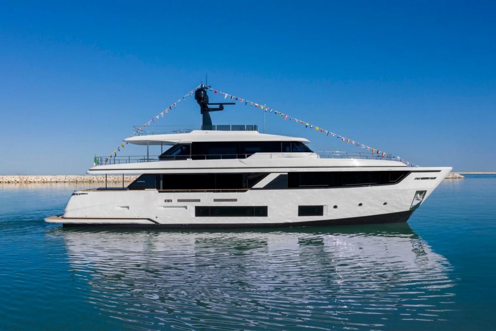 Custom Line Navetta 30 2021: varato il nuovo yacht dislocante
