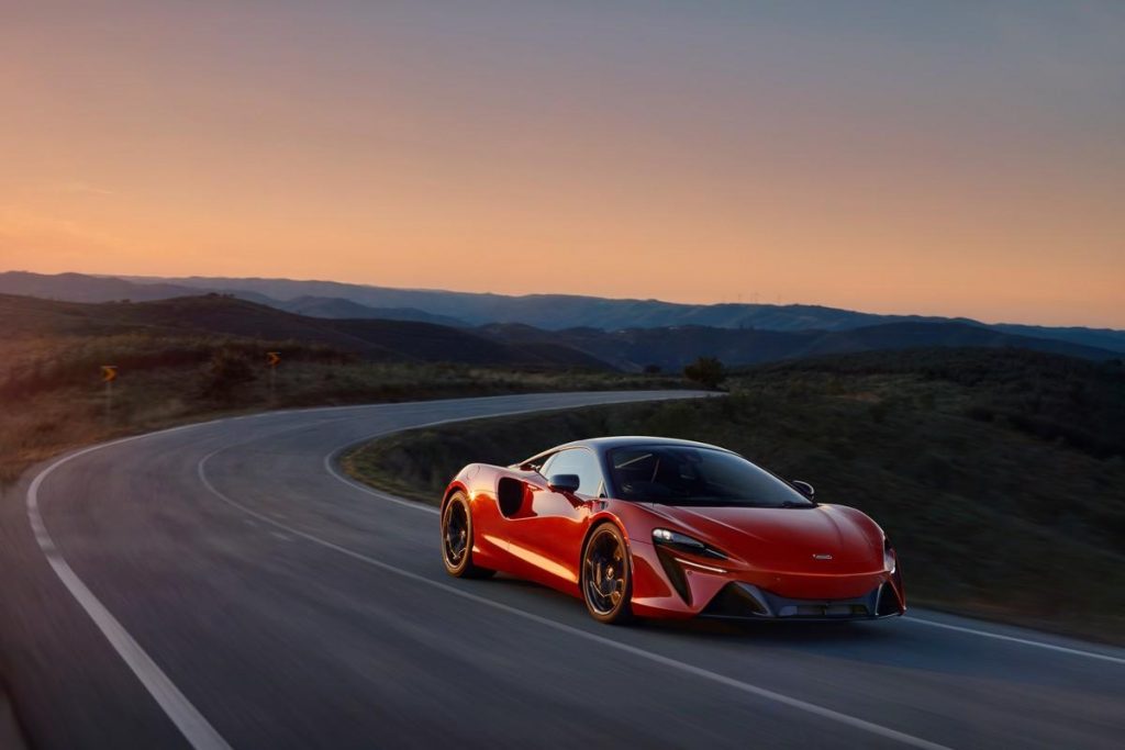 McLaren Artura: il propulsore ibrido fissa nuovi standard per le supercar