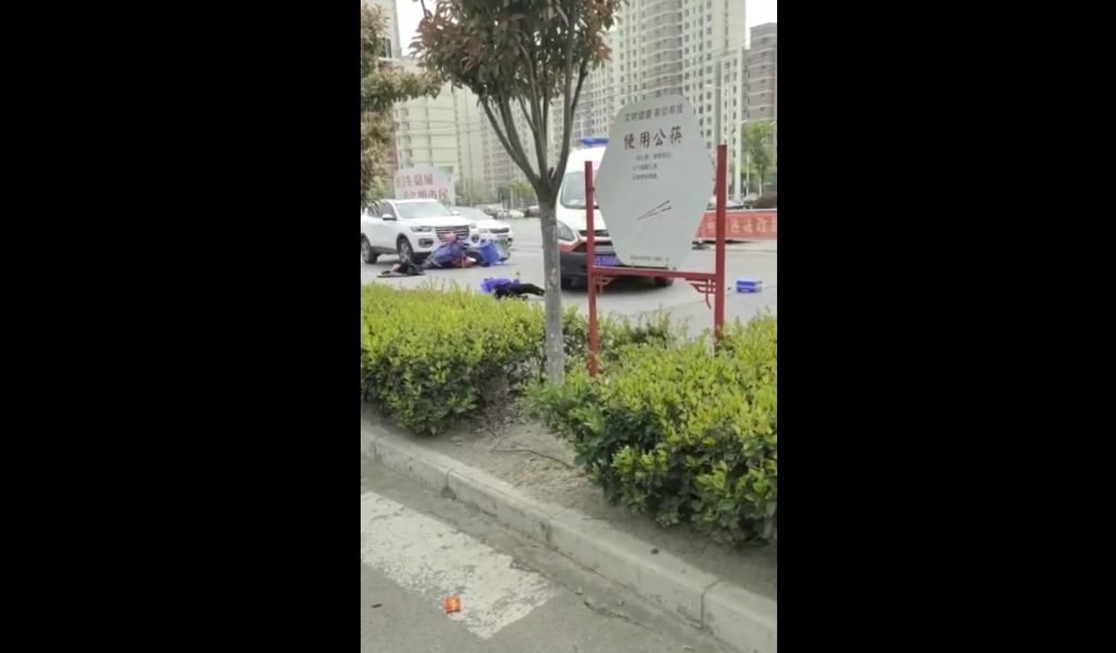 Il video dell’ambulanza cinese che arriva e… investe il ferito