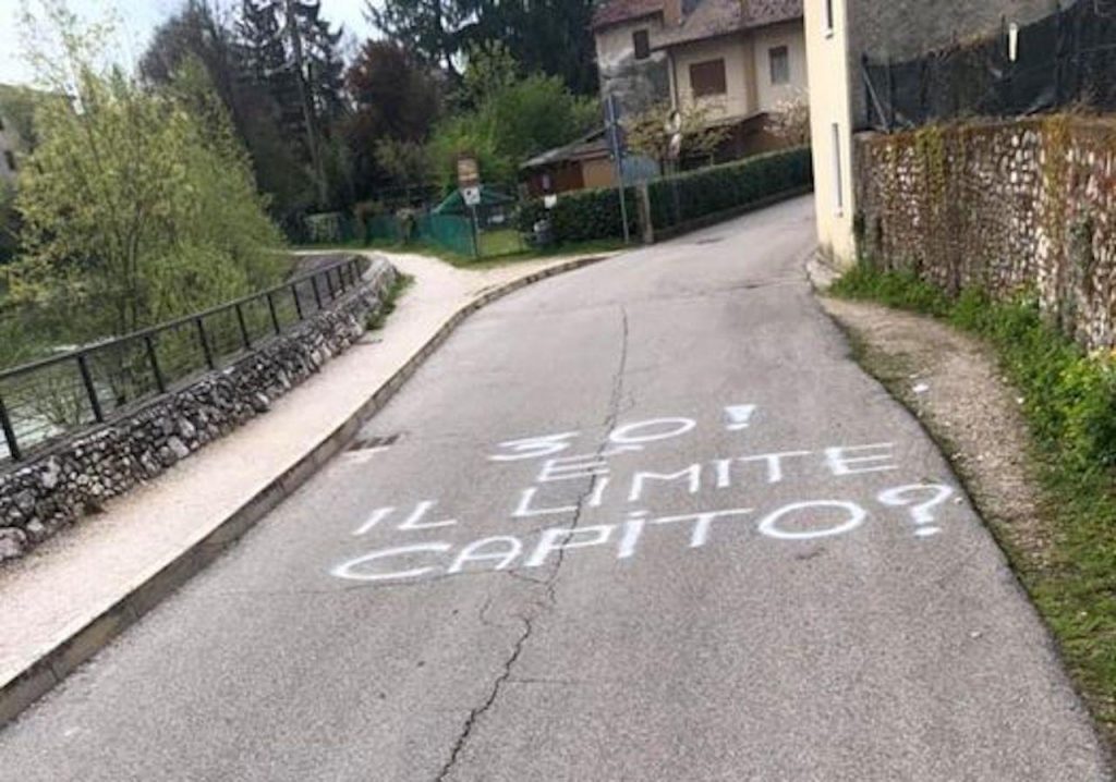 Scrive sull’asfalto un avviso per i limiti di velocità, rischia una multa salata