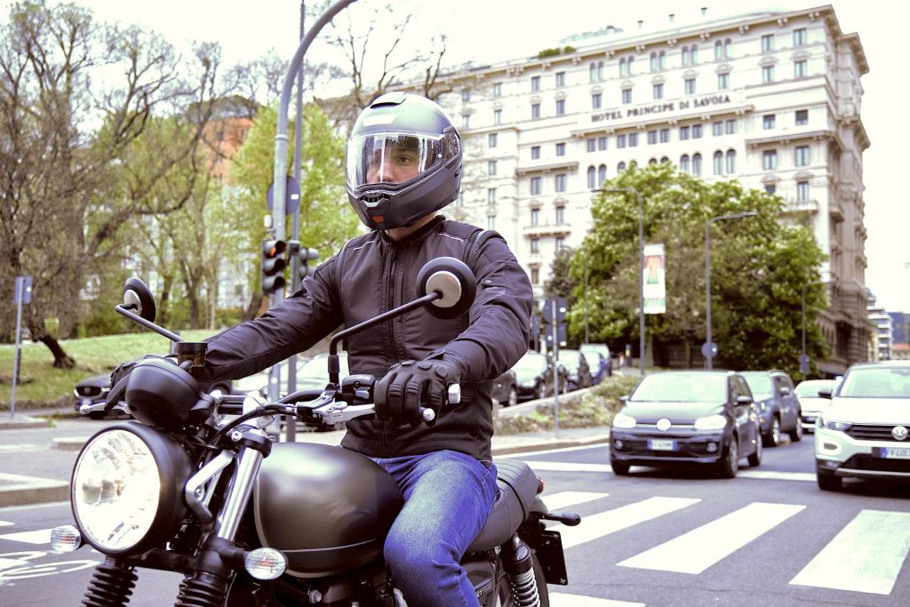 L’airbag per moto Airscud di Tucano Urbano usa l’intelligenza artificiale per la sicurezza