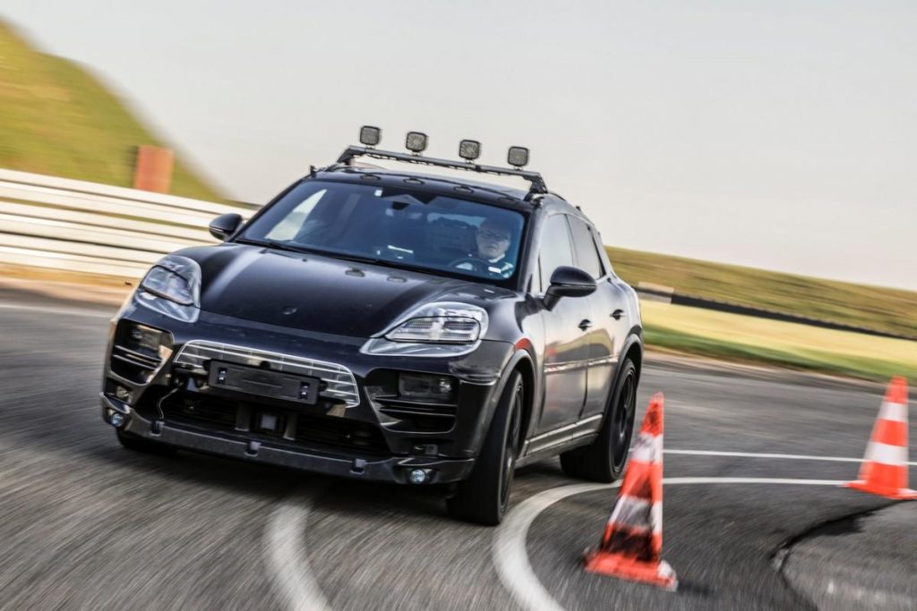 Porsche Macan elettrica: i primi prototipi, tra test digitali e guida reale