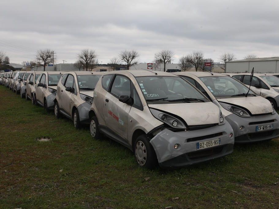 Le foto dell’impressionante cimitero delle auto elettriche del car sharing di Parigi