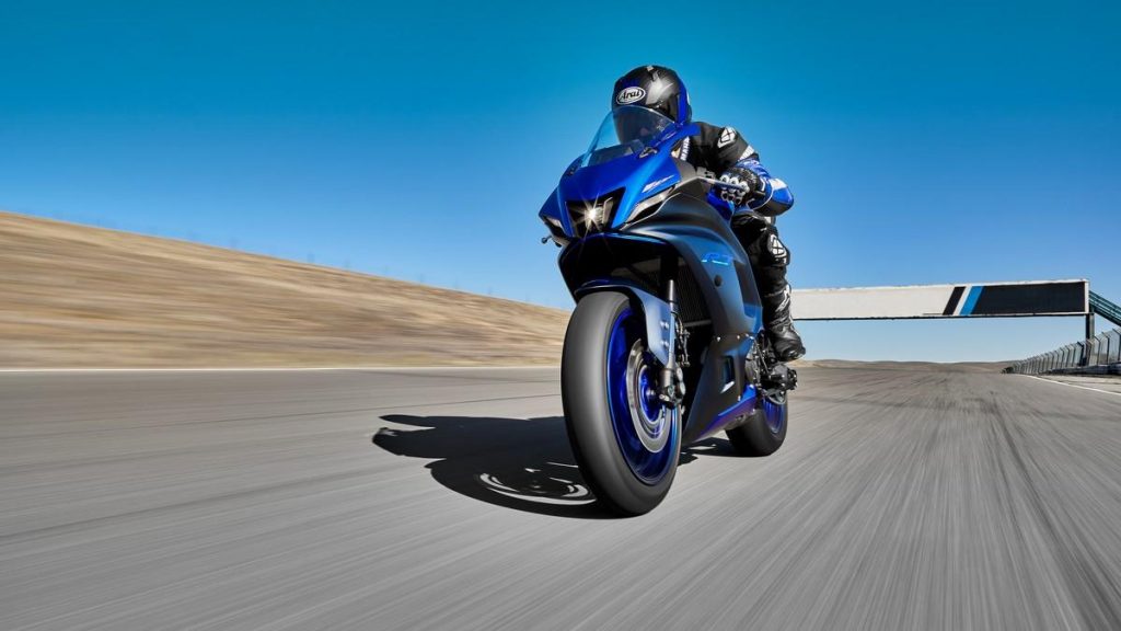 Yamaha R7 2021: prestazioni da Supersportiva e stile aggressivo