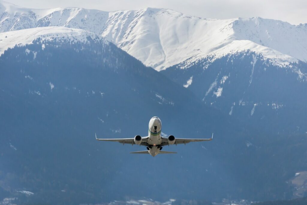 Perché prima del decollo e dell’atterraggio vengono spente le luci in aereo?