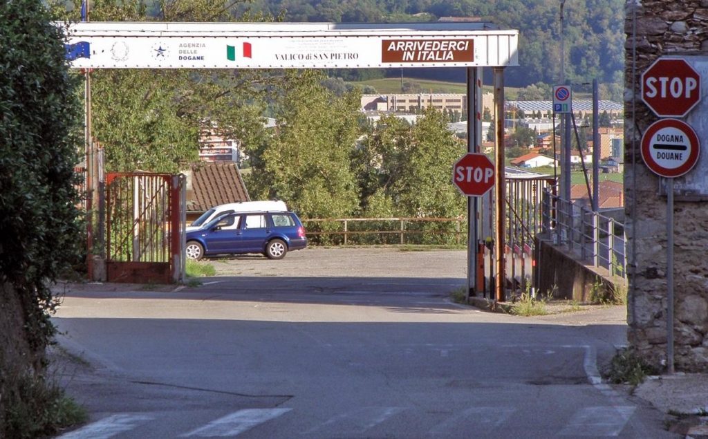 Auto con targa svizzera “antimulta” sequestrate in dogana