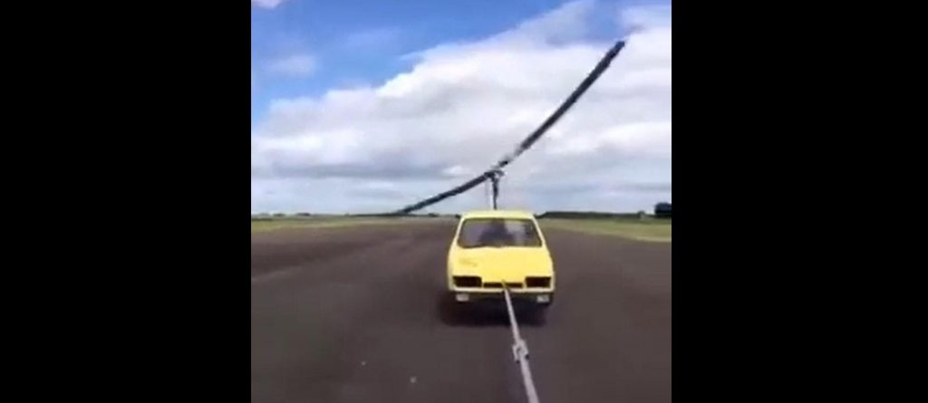 Il video dell’auto volante con le pale dell’elicottero che decolla in traino… cosa potrà mai accadere?