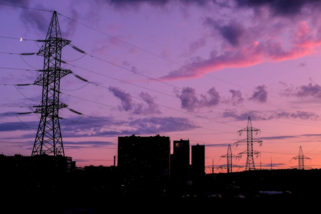 Basta un po’ di caldo e salta la rete elettrica: sicuri che siamo pronti per le auto elettriche?