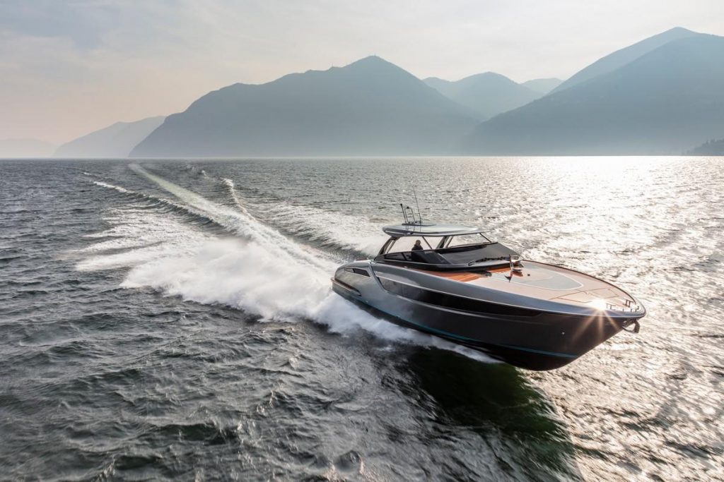 Nuovo Riva Dolceriva con hard top: la vita di bordo in un comfort senza eguali