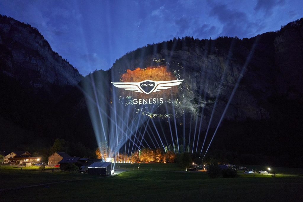 Genesis Motor arriva in Europa con una proiezione 3D sulle alpi svizzere