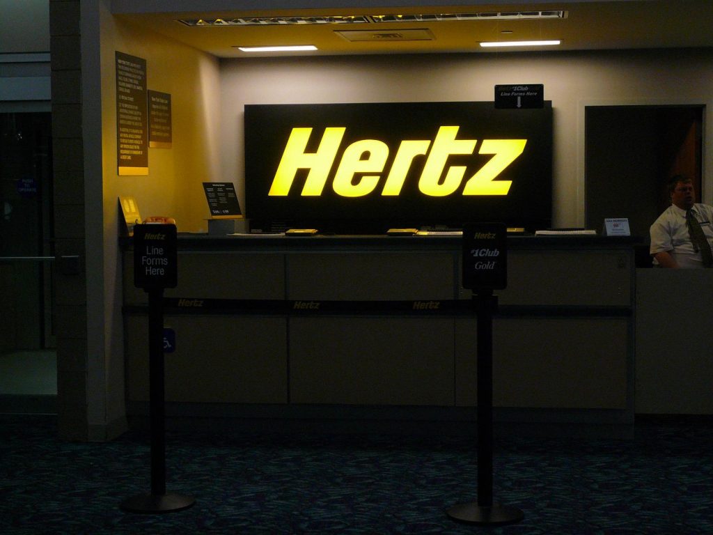 Fa causa ad Hertz dopo essere stata arrestata quattro volte per un noleggio già pagato