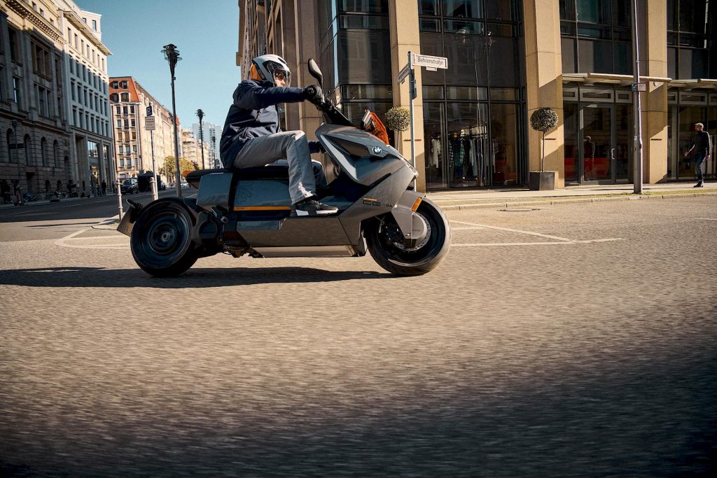 Il futuristico scooter elettrico BMW CE 04 è in arrivo e promette efficienza e piacere di guida