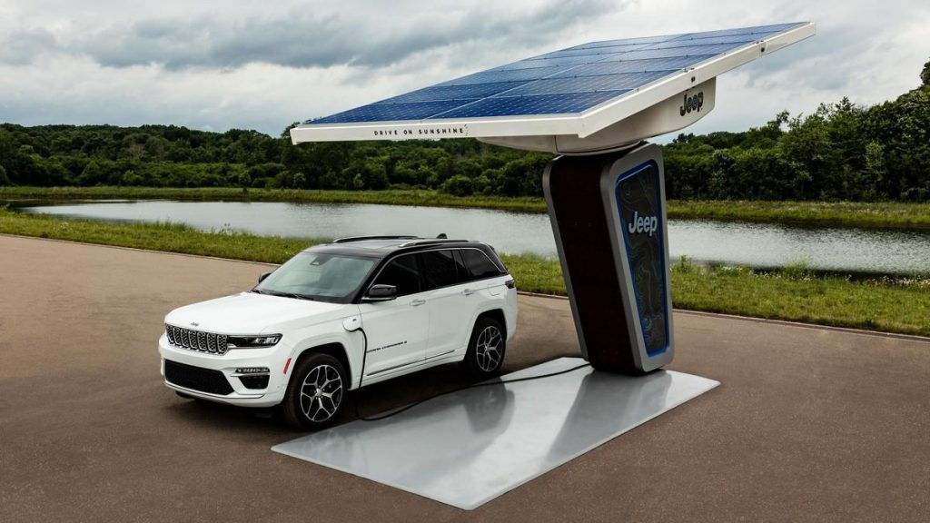 Jeep Grand Cherokee 4xe Plug-In Hybrid 2022: svelate le prime immagini