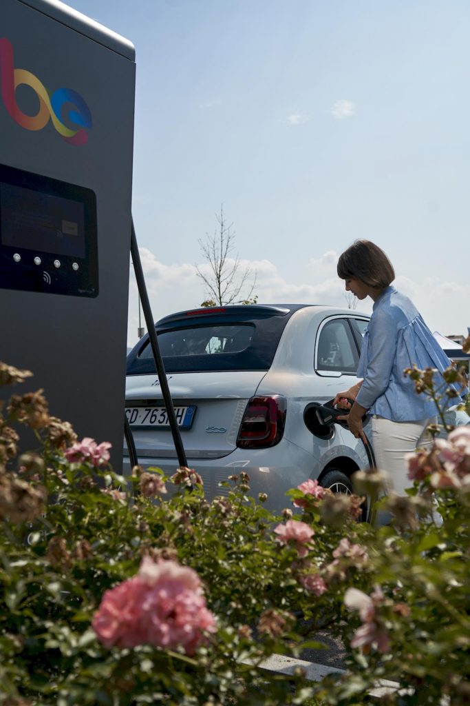 In arrivo sconti per chi ricarica la Fiat 500 elettrica ai Carrefour