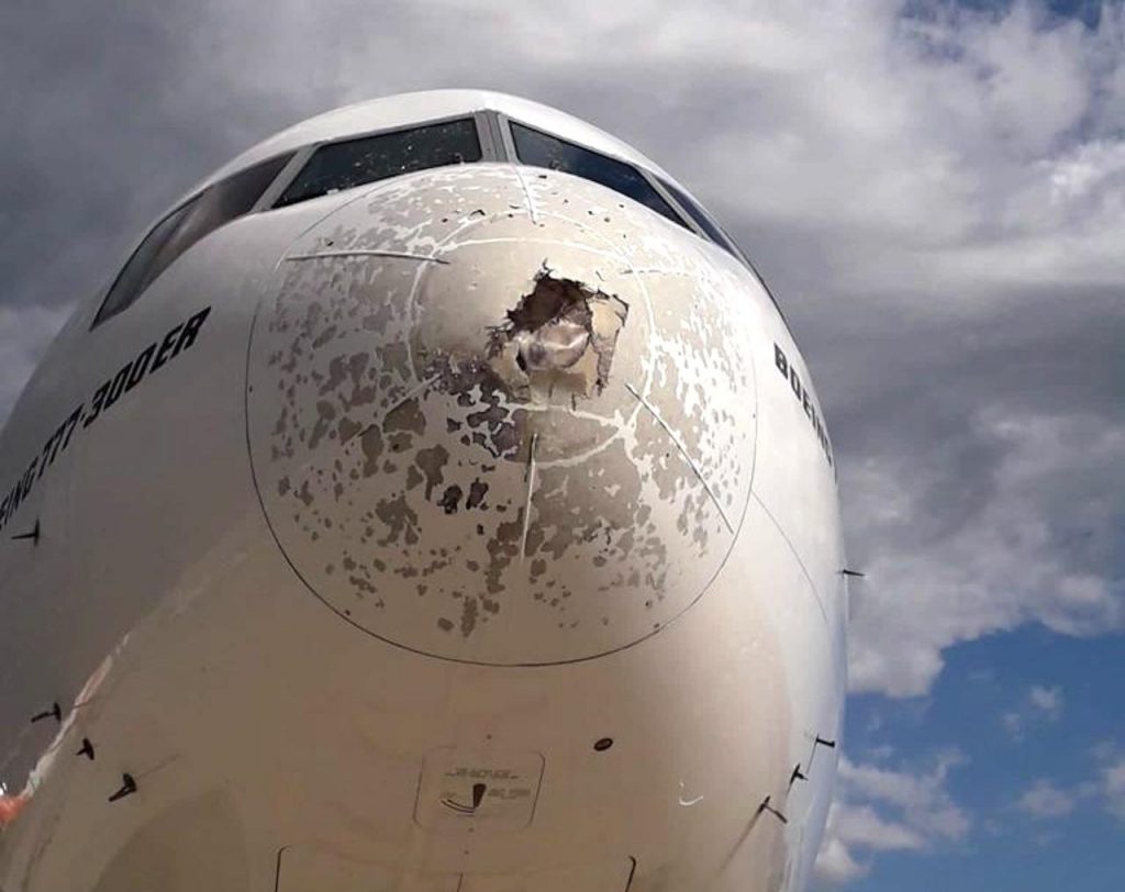 Le incredibili immagini del Boeing di Emirates colpito dalla grandine a Malpensa