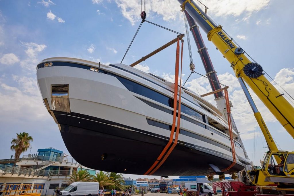 X96 Triplex Extra Yachts: un connubio di volumi ed eleganza