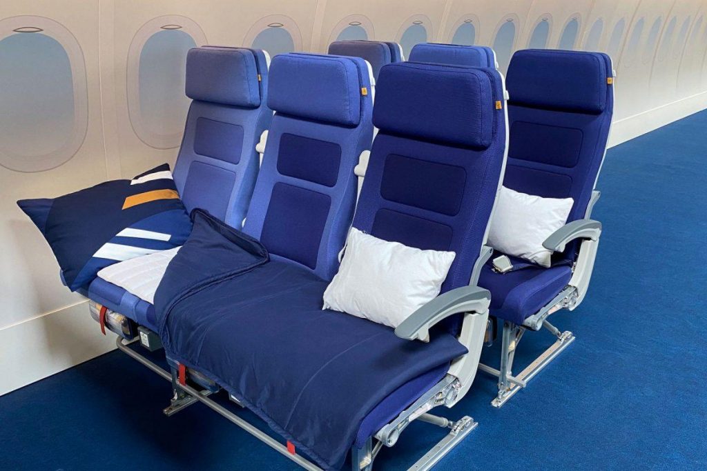 Lufthansa offre ai passeggeri in classe economy sui voli a lungo raggio la possibilità di prenotare un’intera fila di posti per dormire