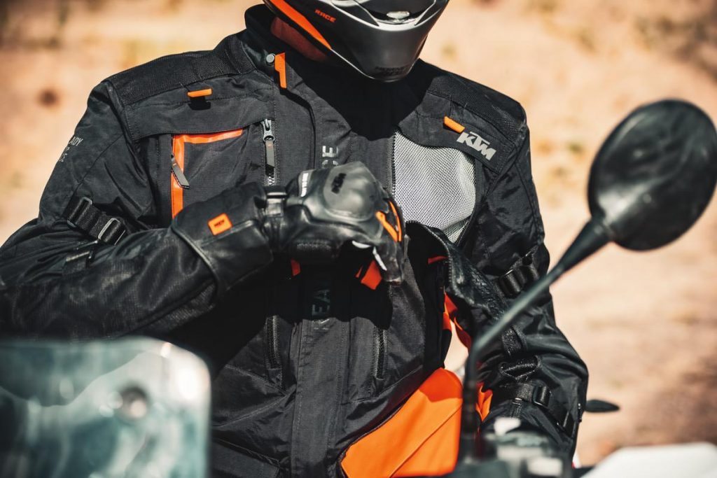 KTM Terra Adventure 2021: la nuova linea di abbigliamento da moto