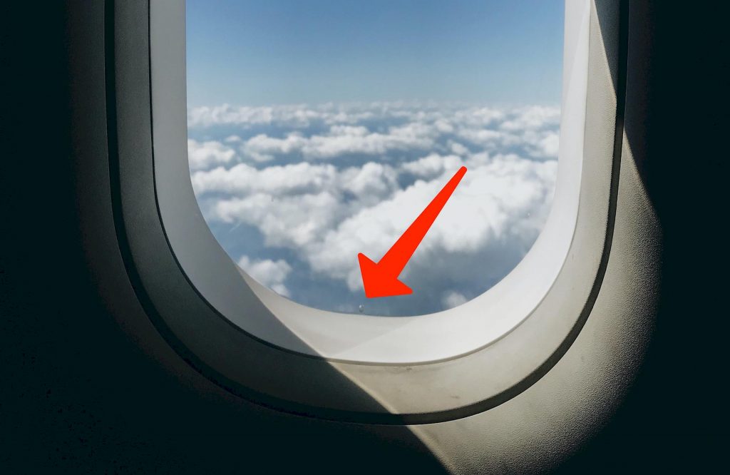 Perchè c’è sempre un piccolo foro nella parte inferiore dei finestrini degli aerei?