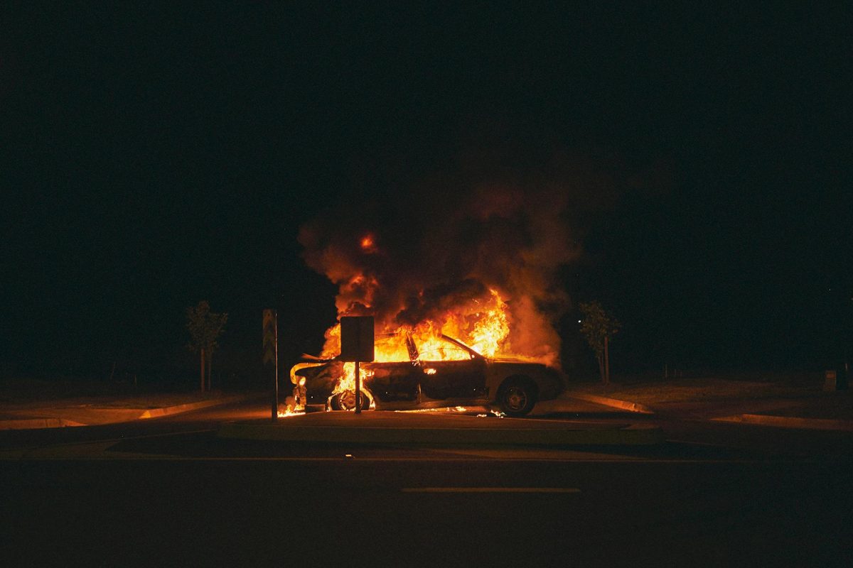 auto elettrica incendiata