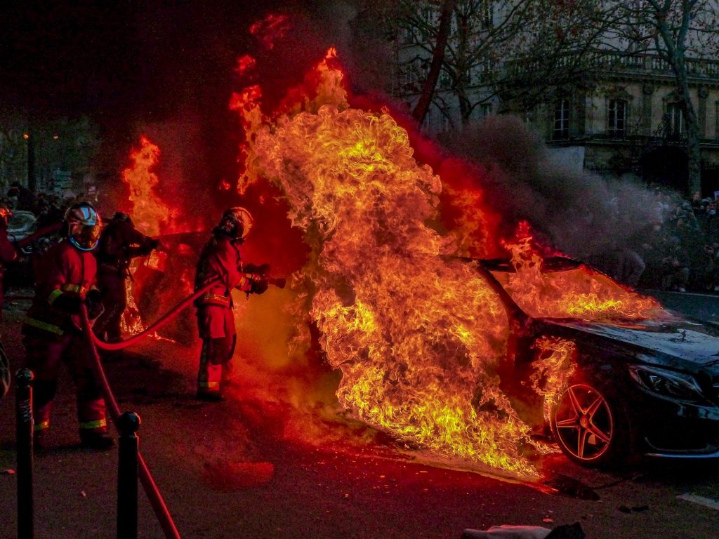 Si apre il problema degli incidenti con le auto elettriche in Germania: chi paga?