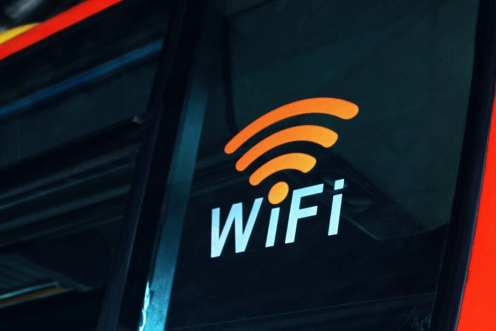 Wifi in aeroporto: come trovare le password e navigare gratis.