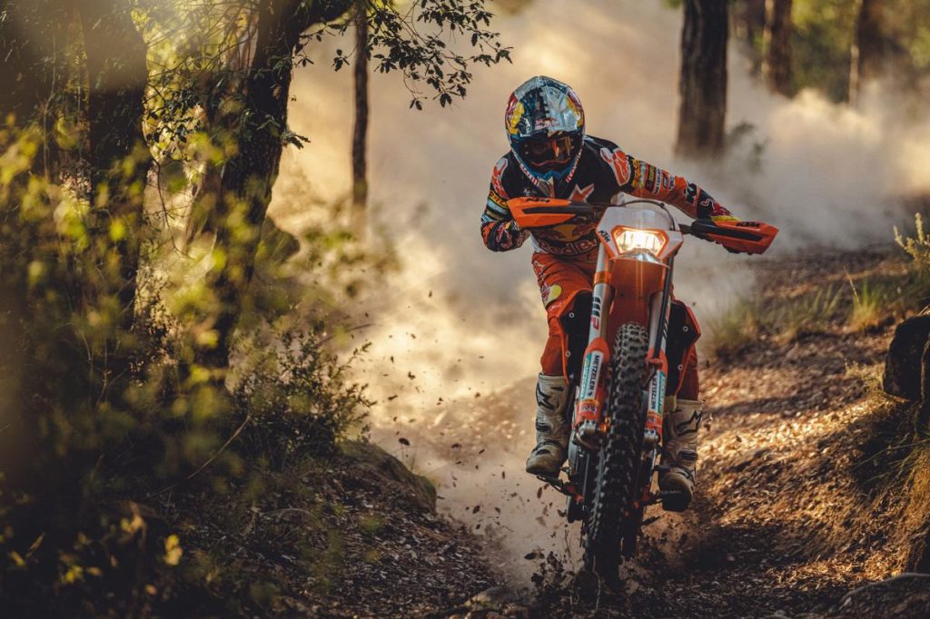 KTM 350 EXC-F Factory Edition 2022: la brillante Enduro a 4 tempi