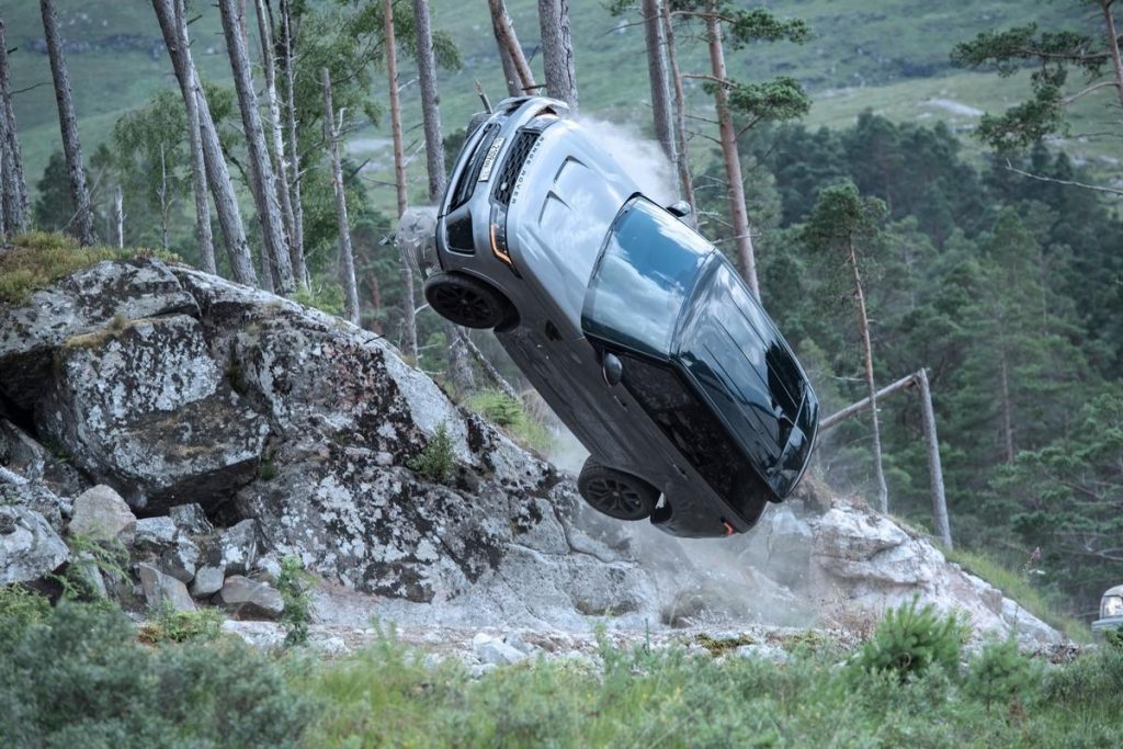 Range Rover Sport SVR 007 No Time To Die: inseguimenti off road e incidenti, il video