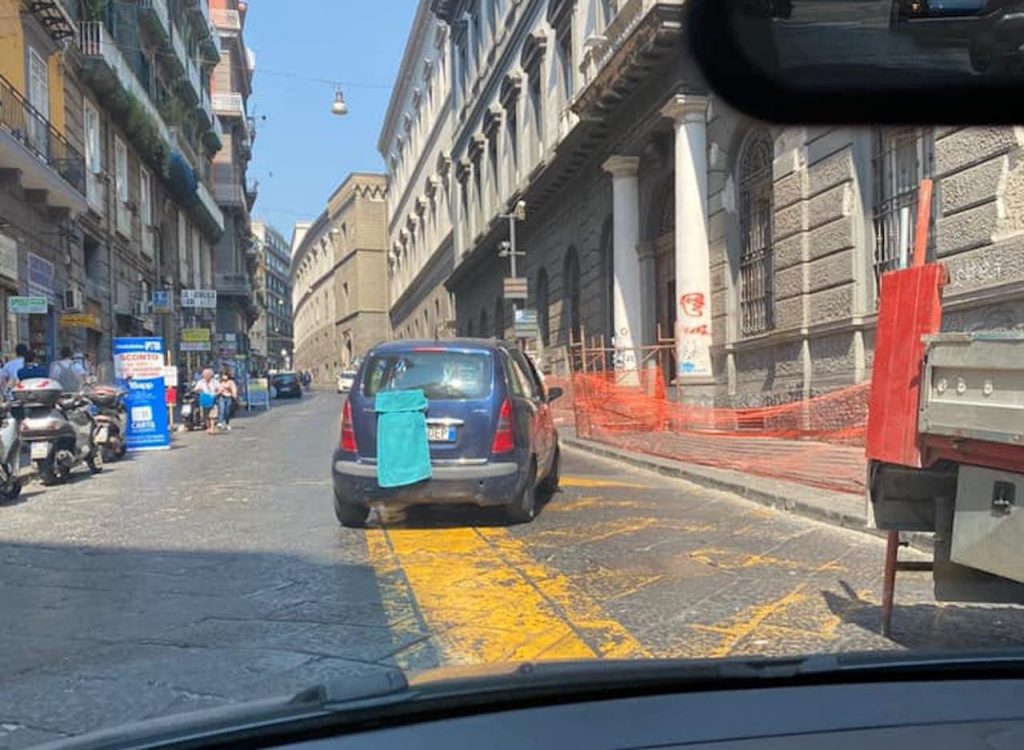 I furbetti a Napoli entrano nella ZTL con un asciugamano che copre la targa