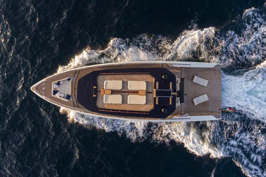 Evo V8 yacht: il nuovo 24 metri con quattro postazioni di guida