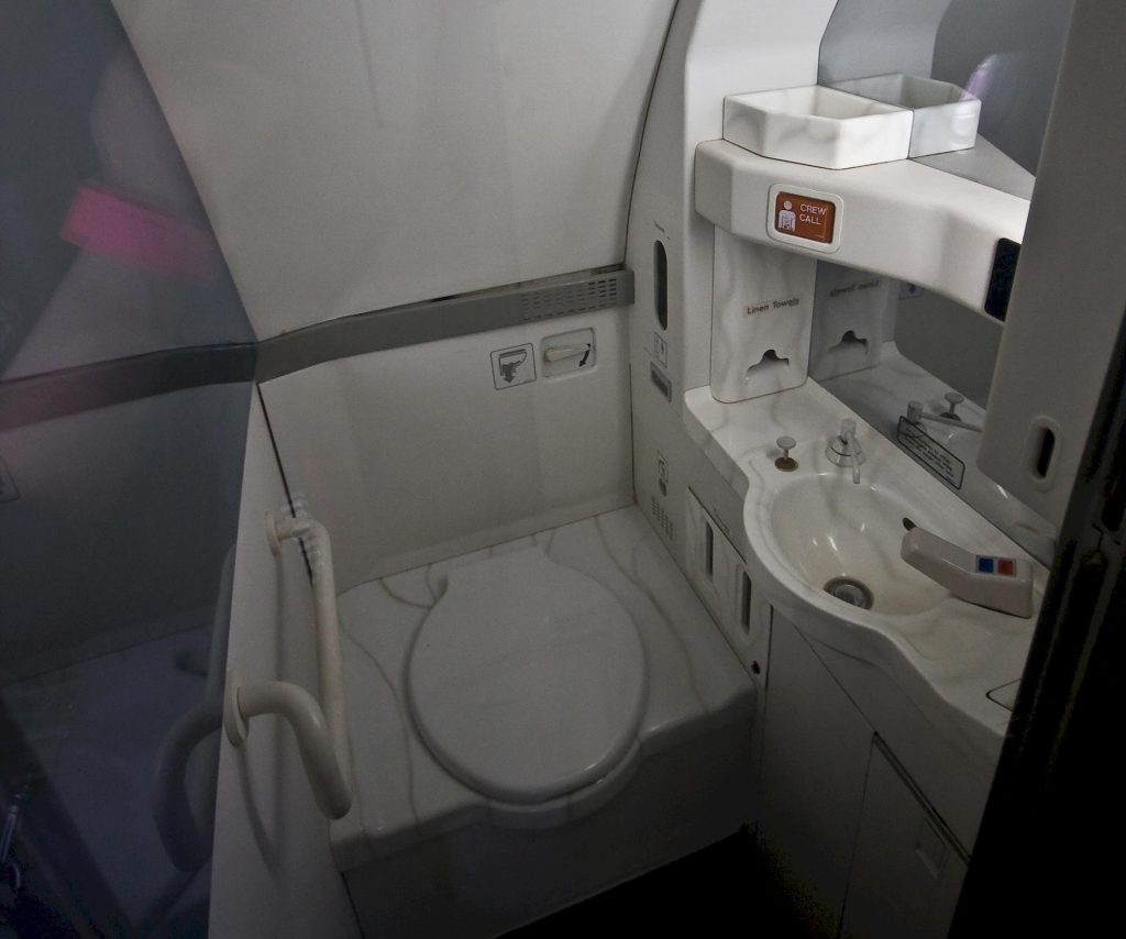 Come funziona la toilette in aereo? Il segreto dietro lo sciacquone.