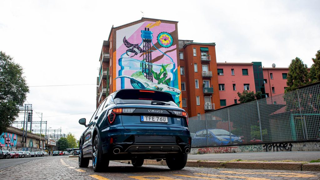 Alla scoperta dei murales milanesi con Lynk & Co 01