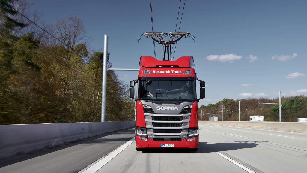 Arrivano i camion elettrici alimentati come i filobus, ed è una buona notizia