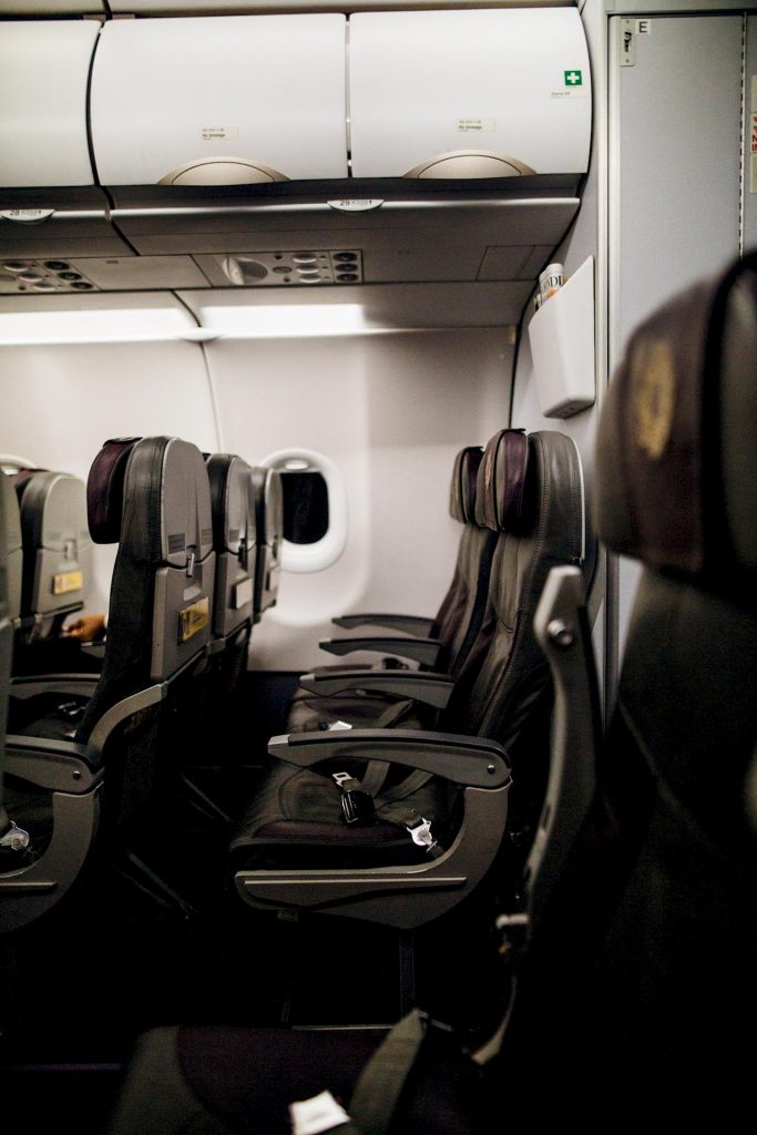Chi ha la precedenza sul bracciolo tra due sedili in aereo?