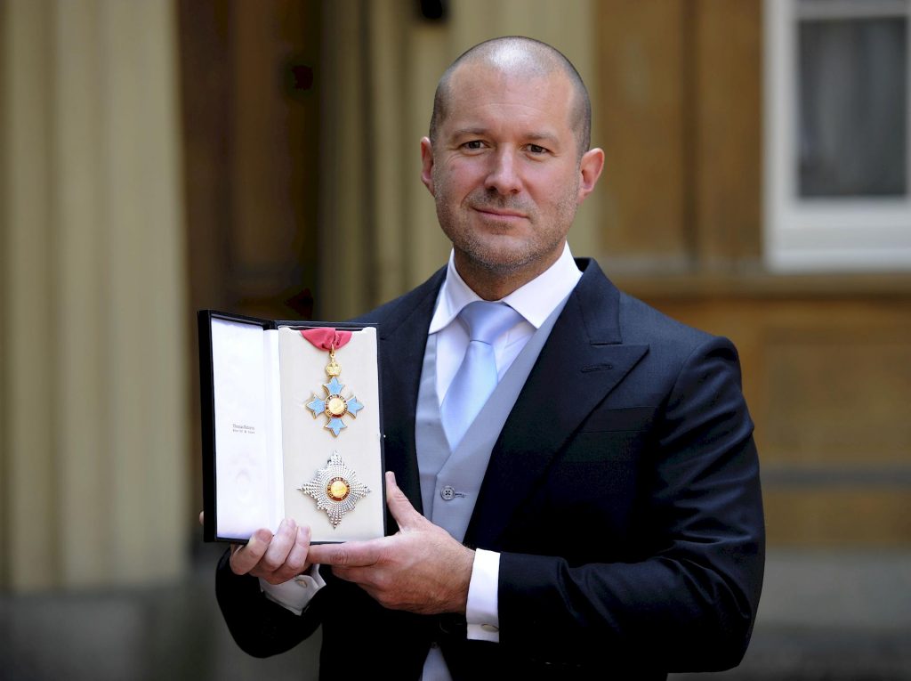 Jony Ive collabora con Ferrari per sviluppare l’auto elettrica del 2025?