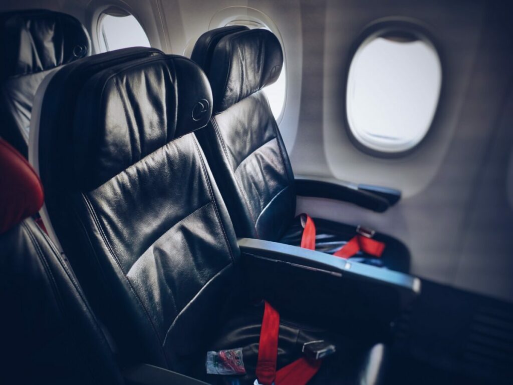 Chi ha la diritto ad usare il bracciolo tra due sedili in aereo?