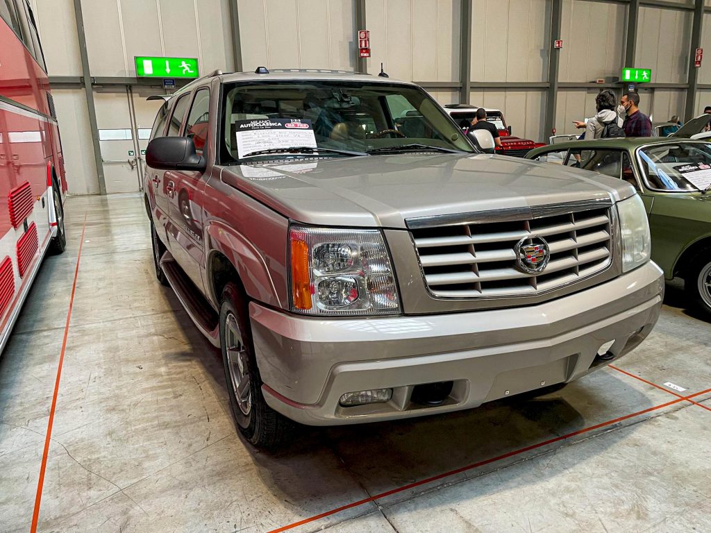 Cadillac Escalade a Milano AutoClassica è già pronto per il surf!