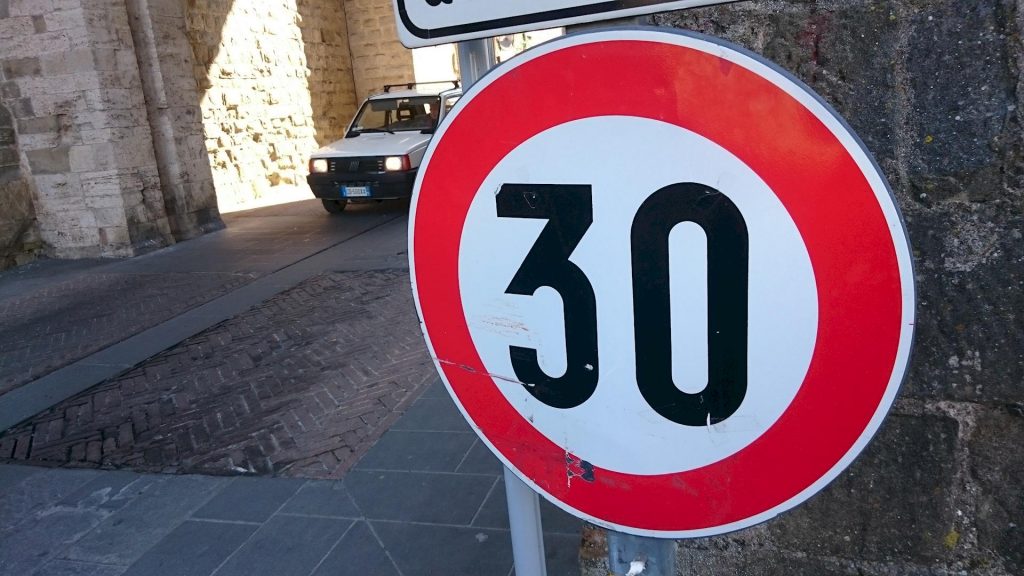 La UE vuole farci andare a 30 km/h in città (quando non c’è traffico)