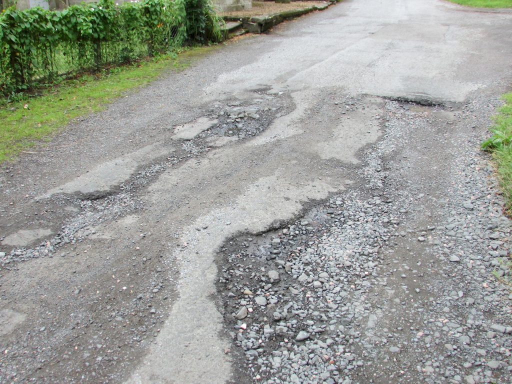 Risarcimento danno causato da buca sulla strada: come fare