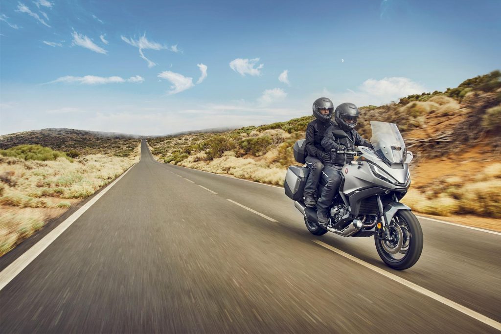 Honda NT1100 realizza i sogni di viaggio dei motociclisti a 14.290 € e 15.290 € con cambio automatico a doppia frizione DCT.