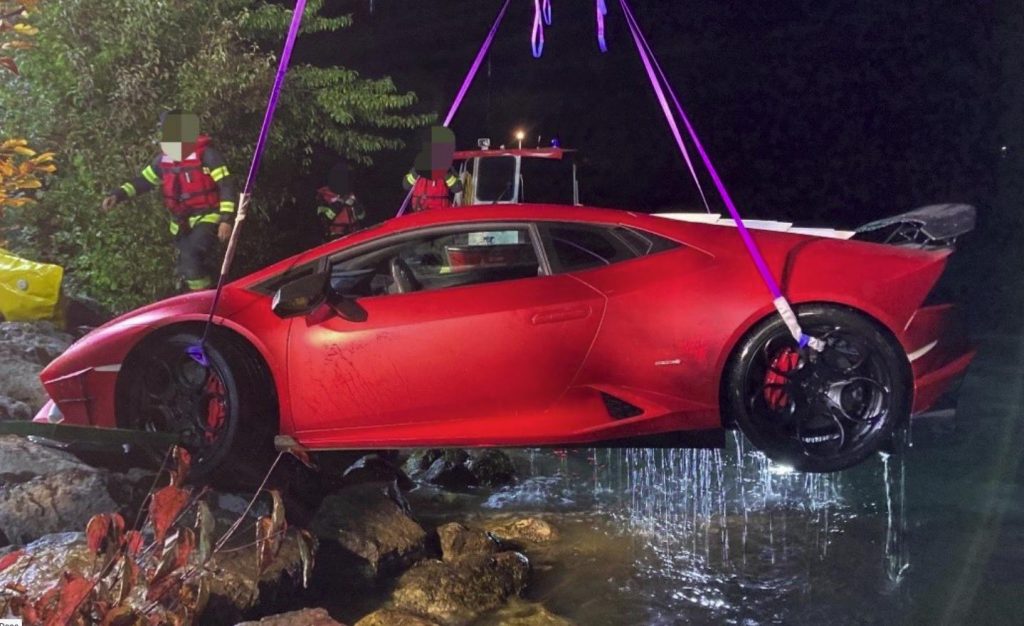Scambia l’acceleratore col freno, finisce nel lago con la Lamborghini